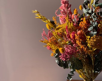 Bouquet champêtre coloré, composition florale bohème en fleurs séchées et stabilisées fait main artisanalement. Décoration maison ou cadeau.