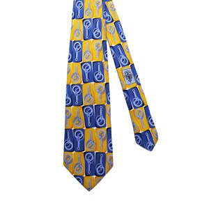 Può includere: Una cravatta fantasia gialla e blu. La cravatta presenta un motivo ripetuto di disegni a forma di chiave blu e bianca su sfondo giallo e blu. La cravatta ha un'etichetta Gucci.