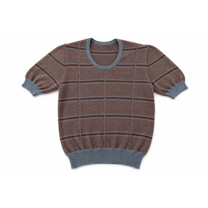 Può includere: Un top in maglia a righe marroni e blu con maniche corte. Il top presenta uno scollo tondo e polsini e orlo a coste. Il design include strisce orizzontali e verticali, creando un motivo a griglia.