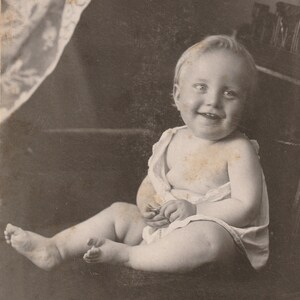 Insouciant et tout sourire ! Adorable bébé potelé ! - carte d'armoire d'origine vintage