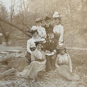 Les chéris de Darlington Hollow ! Des couples victoriens assis au bord de la rivière ! - Carte photo originale ancienne/vintage - Time Got Away From Us