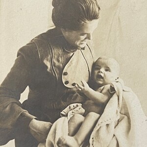 Fière grand-mère Gibson ! Montrer grand bébé à la photo de l'homme de la caméra - carte de cabinet originale vintage - Le temps s'est éloigné de nous