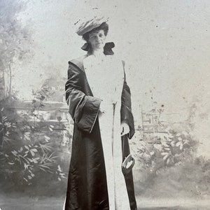 Gibson Girl Going to Town! Antique Purse Photo - Vintage Original Cabinet Card - Time Got Away From Us