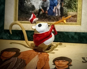 Figura de ratón de circo trompetista en miniatura para exhibir ratones de circo