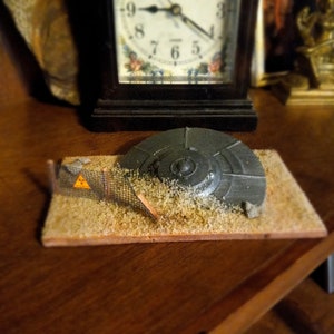 UFO Crashed Flying Saucer HO scale Diorama