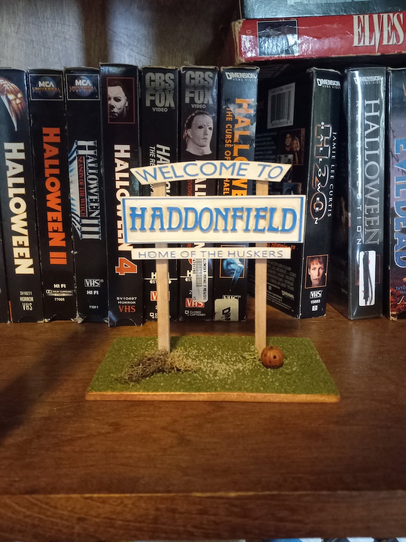 Haddonfield Lettering Welcome to Haddonfield - Halloween - Horror Sign Prop Replica Display 1 ...