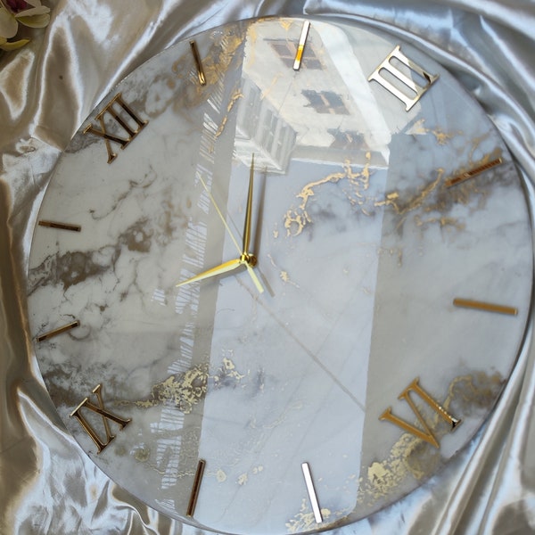 Orologio da parete in resina bianco con sfumature oro