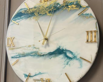 Reloj de resina blanca con tonos verde azulado y detalles dorados