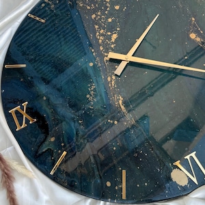 Epoxy resin wall clock