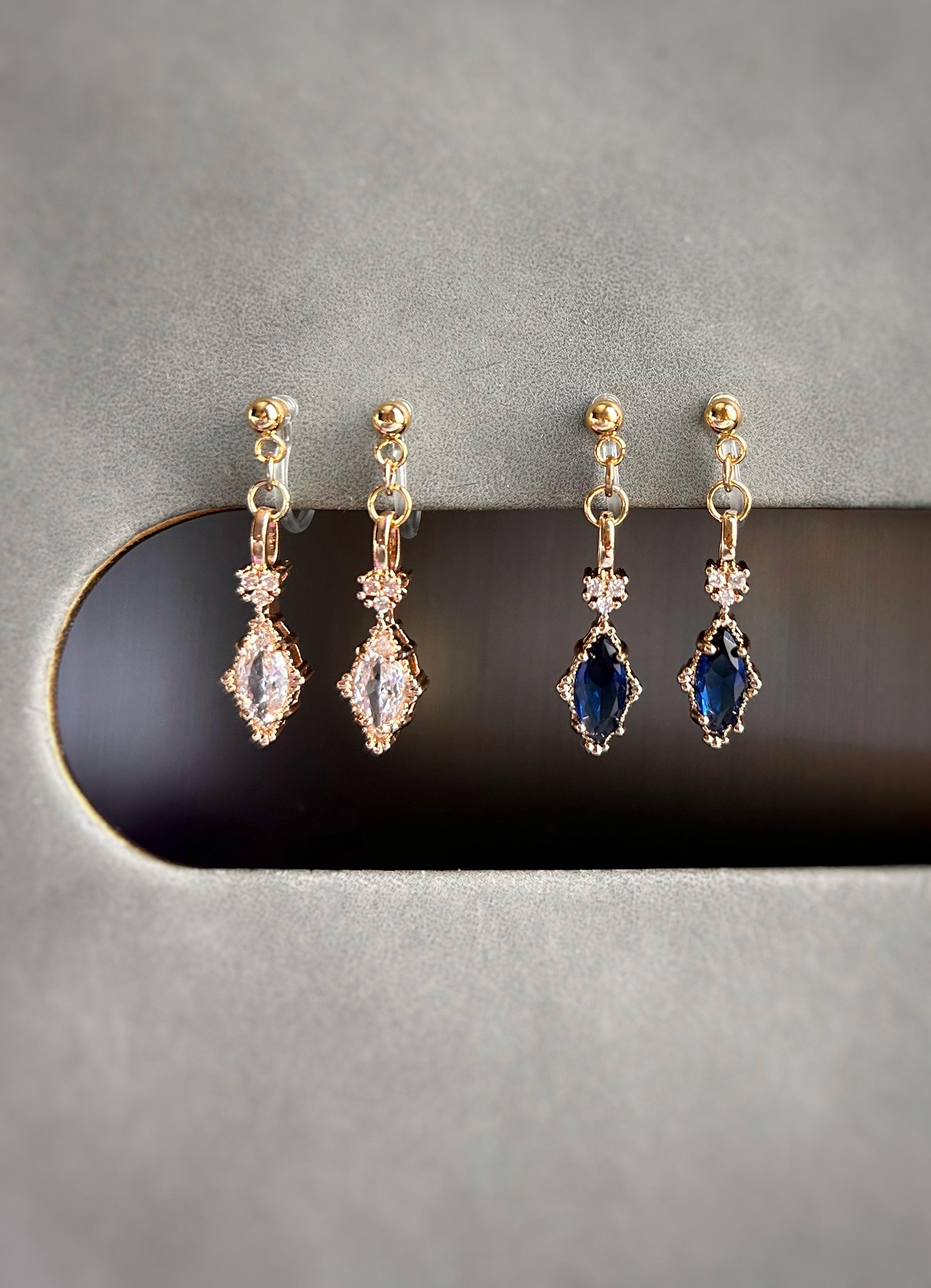 Boucles D'oreilles Longues Vintage Dorées Avec Cristaux - Clous - État Impeccable