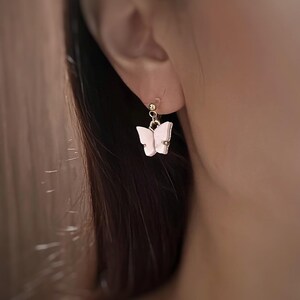 Vlinderclip Onzichtbare clip voor kinderen Clip-on voor kinderen Kleurrijke vlinder Cadeau voor kinderen Eerste oorbellen Non-piercing oorbellen Sierlijke clip-on afbeelding 7