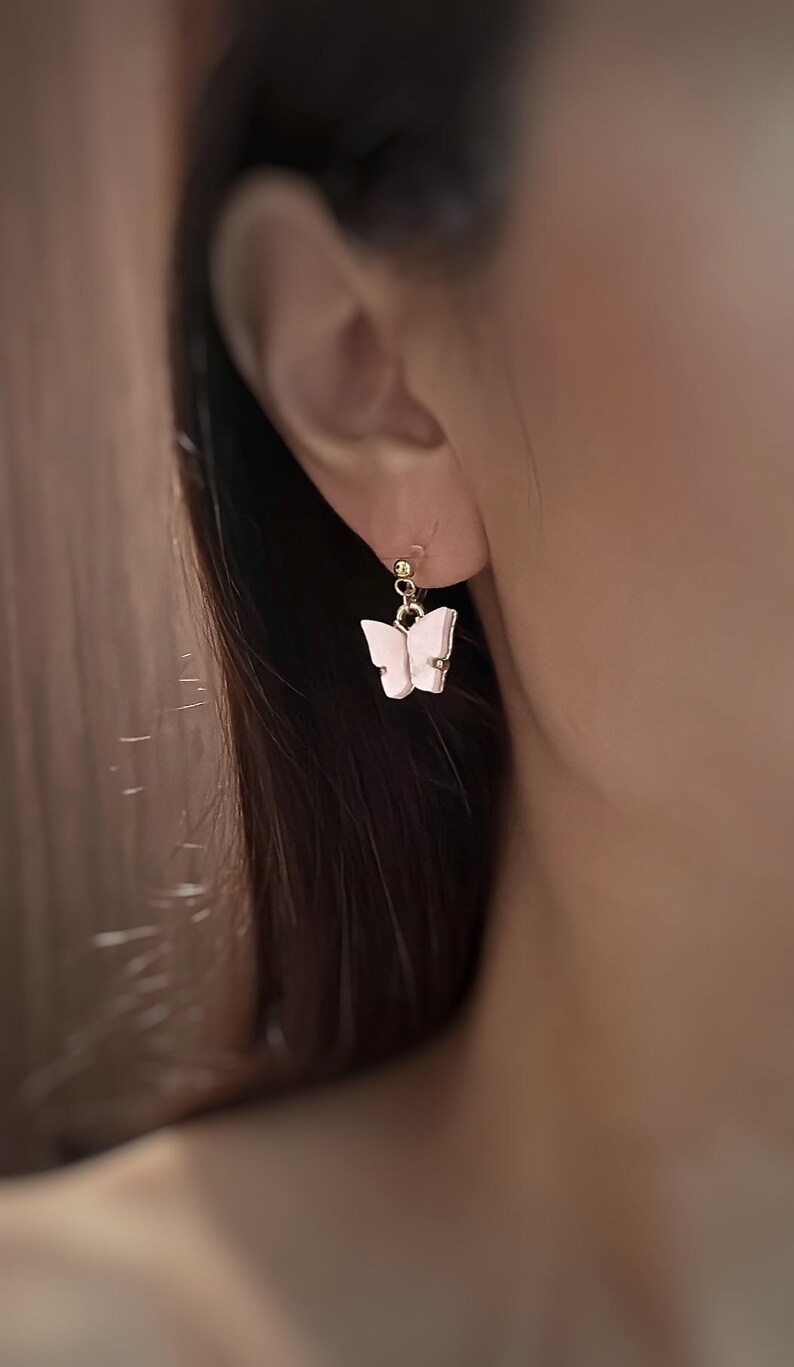 Vlinderclip Onzichtbare clip voor kinderen Clip-on voor kinderen Kleurrijke vlinder Cadeau voor kinderen Eerste oorbellen Non-piercing oorbellen Sierlijke clip-on afbeelding 7