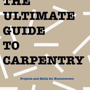 Könnte beinhalten: Ein Buchcover mit einem braunen Hintergrund und weißen diagonalen Linien. Der Titel lautet "THE ULTIMATE GUIDE TO CARPENTRY" in schwarzer Fettschrift. Unter dem Titel steht "Projects and Skills for Homeowners" in blauer Schrift.