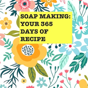 以下が含まれることがあります： 黒い文字で「SOAP MAKING: YOUR 365 DAYS OF RECIPE」と書かれた黄色の背景。背景はピンク、黄色、青、緑の花のフローラルパターンで飾られています。