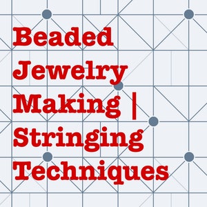Może przedstawiać: Grafika z geometrycznym wzorem w kolorze niebieskim i białym. Tekst "Beaded Jewelry Making | Stringing Techniques" jest czerwony.