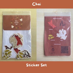 Puede incluir: Juego de pegatinas de Chai con ilustraciones de especias de chai como canela, cardamomo y jengibre. El juego está empaquetado en una bolsa de plástico transparente con una cabecera de papel marrón. La cabecera dice "Chai Sticker Set".