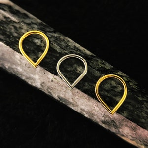 Puede incluir: Tres pendientes de aro en forma de lágrima en oro, plata y oro rosa.