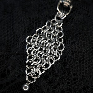 Pingente de Bolsa em Cota de Malha Gótica: Chaveiro Anti-Stress, Presente Medieval Marcante, Corrente Pendente Feita à Mão, Joia Minimalista de Fantasia