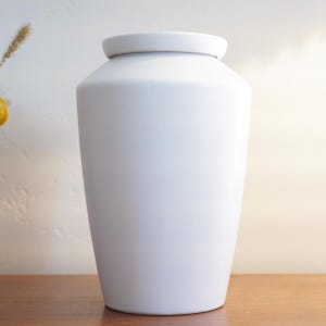 Personalized White Ceramic Cremation Urn: Modern Memorial for Ashes