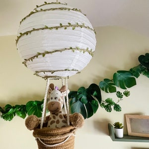 Lámpara de mesa hecha a mano con forma de globo aerostático de safari en la jungla (60 cm / 42 cm de altura) - juguete de jirafa no incluido.