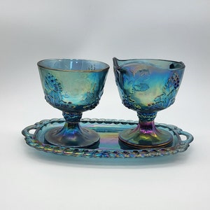 Vintage MCM Blue Irisierendes Karnevalsglas Creme und Zucker mit Unterteller - Hergestellt von Indiana Glass