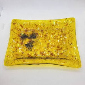 Gelbes Tablett aus geschmolzenem Glas mit Honigbienendesign - Bernsteinfarbenes Tablett aus geschmolzenem Glas - Vintage Vanity Tray - Rechteckige Glasplatte