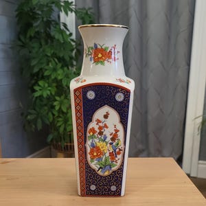 ヴィンテージの日本製花瓶 - 花と鳥のデザイン - 高さ 10 インチ強、幅 3.5 インチ