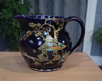 Bursley Ware Crown Pottery は、イギリスのバースレムで作られた、パゴダをあしらったコバルト スクワット ピッチャーを発表しました。