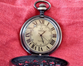 Reloj de bolsillo vintage Omega de cuerda manual.