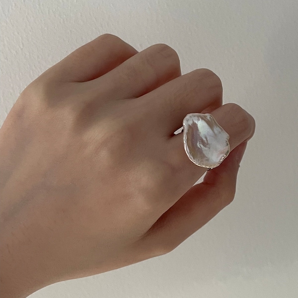 HALO Big Baroque Pearl Ring, Bague accrocheuse, Forme de pétale Perle baroque sur bague en argent sterling, Bague réglable, Bague en perle blanche