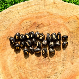 Pierres runiques de tourmaline noire Coffret cadeau Elder Futhrak Rune Set Pierres précieuses Ensemble runique Divination cristaux et pierres de guérison spirituelle