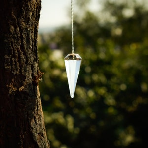 Pendolo in quarzo trasparente sfaccettato – Strumento di rabdomanzia con pietre preziose per chiarezza, guarigione e divinazione spirituale