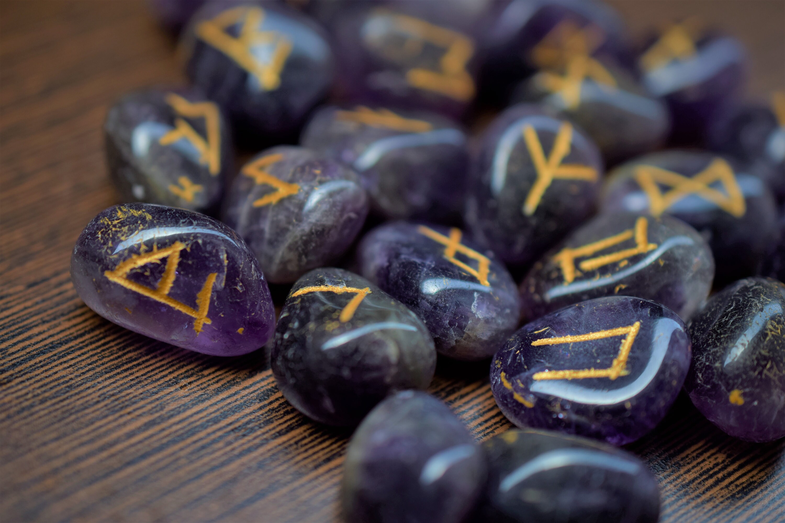 Runes divinatoires en pierre naturelle - Améthyste