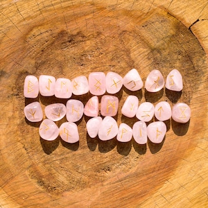 Rozenkwarts Runensets Elder Futhrak Rune Set wordt geleverd met runenkaart