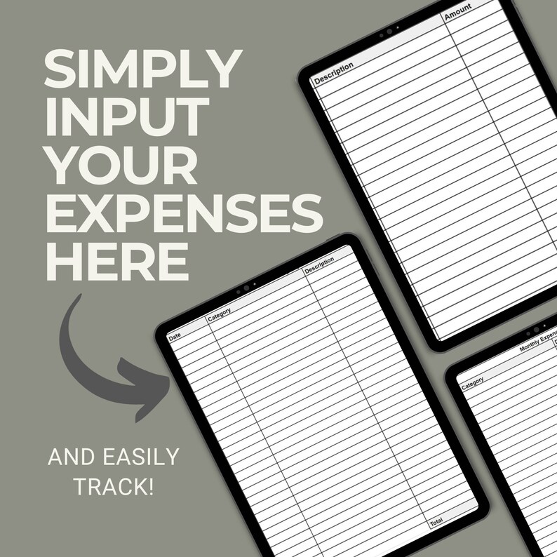 Pu&ograve; includere: Tre schermi di tablet digitali che mostrano modelli di tracciamento delle spese con sfondi bianchi e linee a griglia nere. Il testo SIMPLY INPUT YOUR EXPENSES HERE AND EASILY TRACK &egrave; visibile a sinistra. I modelli presentano colonne per Data, Categoria, Descrizione e Importo.