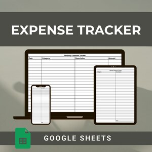 Pu&ograve; includere: Un modello digitale di tracciamento spese per Google Sheets visualizzato su un laptop, un tablet e uno smartphone. Il foglio di calcolo presenta colonne per Data, Categoria, Descrizione e Importo. Il testo EXPENSE TRACKER e GOOGLE SHEETS &egrave; visibile.