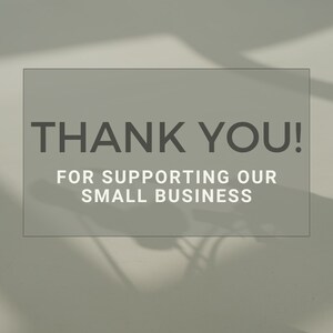 Pu&ograve; includere: Un grafico rettangolare con sfondo verde salvia che presenta il testo grigio scuro THANK YOU! in un carattere sans-serif in grassetto, seguito dal testo bianco FOR SUPPORTING OUR SMALL BUSINESS in un carattere moderno, pulito e in maiuscolo.