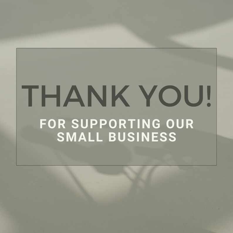 Pu&ograve; includere: Un grafico rettangolare con sfondo verde salvia che presenta il testo grigio scuro THANK YOU! in un carattere sans-serif in grassetto, seguito dal testo bianco FOR SUPPORTING OUR SMALL BUSINESS in un carattere moderno, pulito e in maiuscolo.