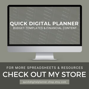 Pu&ograve; includere: Un monitor di computer che mostra il testo QUICK DIGITAL PLANNER BUDGET TEMPLATES & FINANCIAL CONTENT su uno sfondo di foglio di calcolo. Sotto il monitor, il testo recita FOR MORE SPREADSHEETS & RESOURCES CHECK OUT MY STORE quickdigitalplanner.shop.etsy.com.