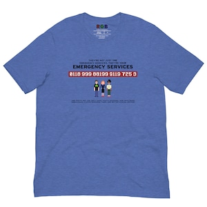 Può includere: Una t-shirt blu con un'immagine pixelata di tre persone e il testo "They're not just the emergency services, they're your emergency services 0118 999 88199 9119 725 3".