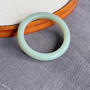 天然ブルーネフライト翡翠バングルブレスレット - 内径55mm、最高級 