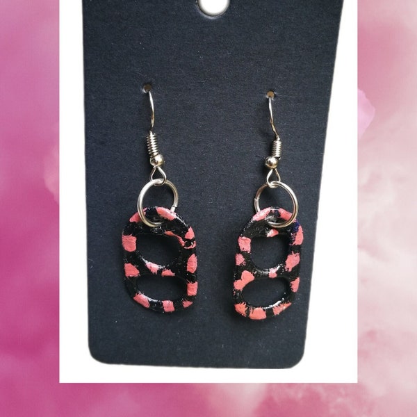 Ohrringe mit rosa schwarz handbemalten  Dosenlaschenanhängern upcycling nachhaltig Geschenkidee Ohrhänger Sodatab earrings diy reworked