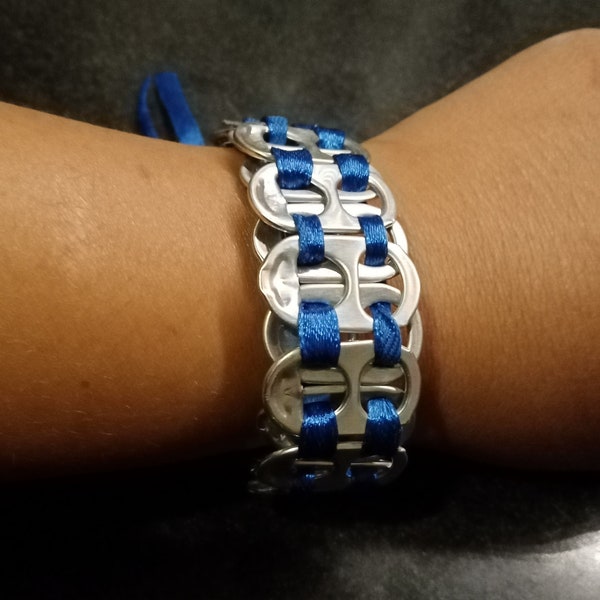 Stylisches Armband aus recycelten Dosenlaschen mit blauem Seidenband sustainable Dosenclip upcycling Armkette Bracelet fairtrade nachhaltig