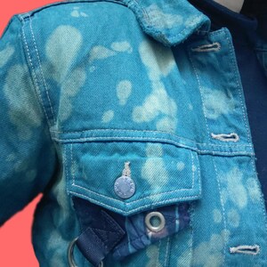 Chlor gebleichte Jeansjacke ist mehr als Kleidung – sie ist ein Statement. Ein individuelles customized Piece. Ein absolutes Einzelstück! 
Used Look, aus robustem Denim, individuell gefärbt und gebleacht, mit sorgfältig ausgewählten Patches alternative Altfashion Übergangsjacke Jeansjacke personalisiert