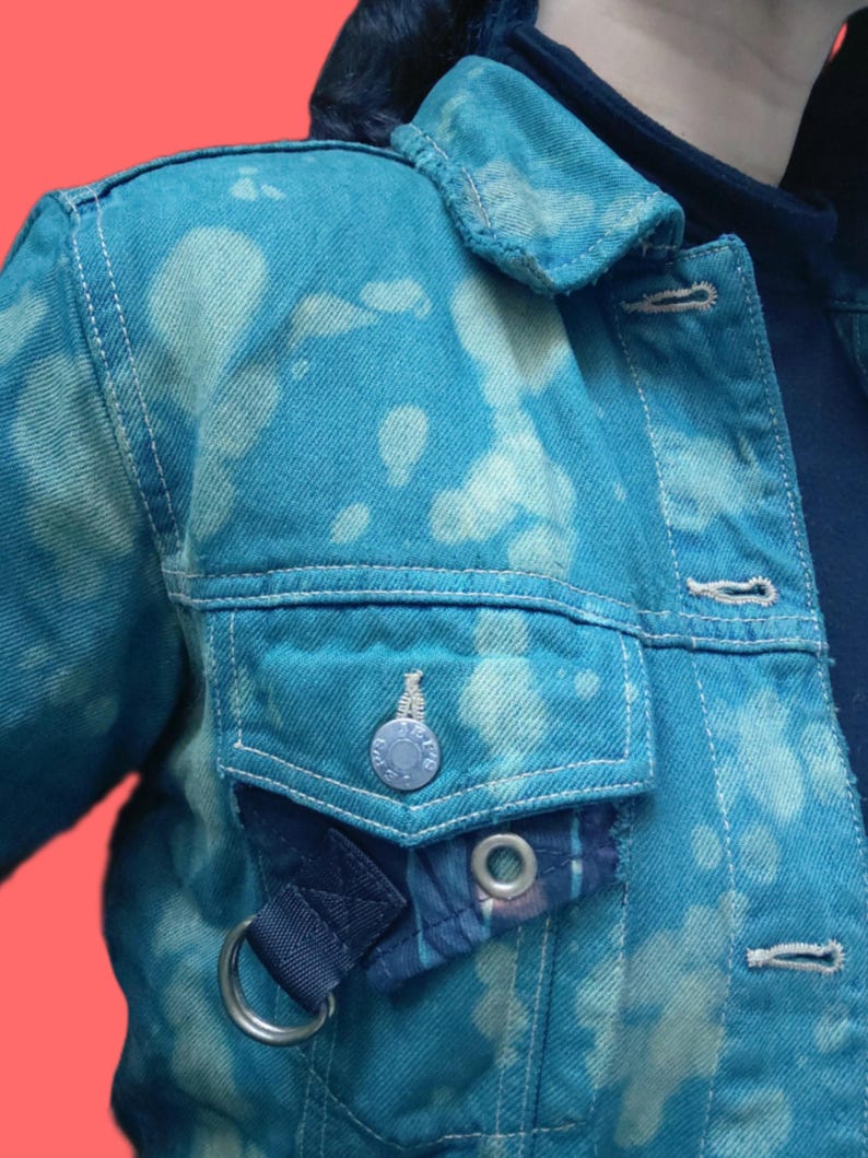 Chlor gebleichte Jeansjacke ist mehr als Kleidung – sie ist ein Statement. Ein individuelles customized Piece. Ein absolutes Einzelstück! 
Used Look, aus robustem Denim, individuell gefärbt und gebleacht, mit sorgfältig ausgewählten Patches alternative Altfashion Übergangsjacke Jeansjacke personalisiert