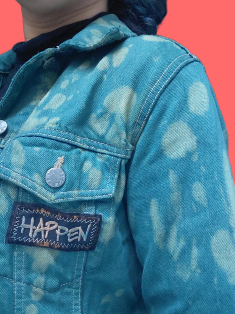 Chlor gebleichte Jeansjacke ist mehr als Kleidung – sie ist ein Statement. Ein individuelles customized Piece. Ein absolutes Einzelstück! 
Used Look, aus robustem Denim, individuell gefärbt und gebleacht, mit sorgfältig ausgewählten Patches alternative Altfashion Übergangsjacke Jeansjacke personalisiert