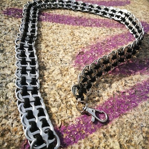 Upcycling Choker aus Dosenlaschen – vielseitiges Punk‑Accessoire, handgefertigt aus recyceltem Aluminium und elastischem Band. Elastischer Hüftgürtel aus recycelten Dosenlaschen – handgemachter Metal Chain Belt für Festivals. Schwarzes elastisches Gummiband Upcycling‑Gürtels – hochwertige Verarbeitung, flexible Passform.
Gürtel Belt hip chain chooker elastisch Hüftgürtel Kettengürtel Taillenkette Talliengürtel, recycelten Dosenlaschenund verbunden durch ein reworked customized Statement Techno