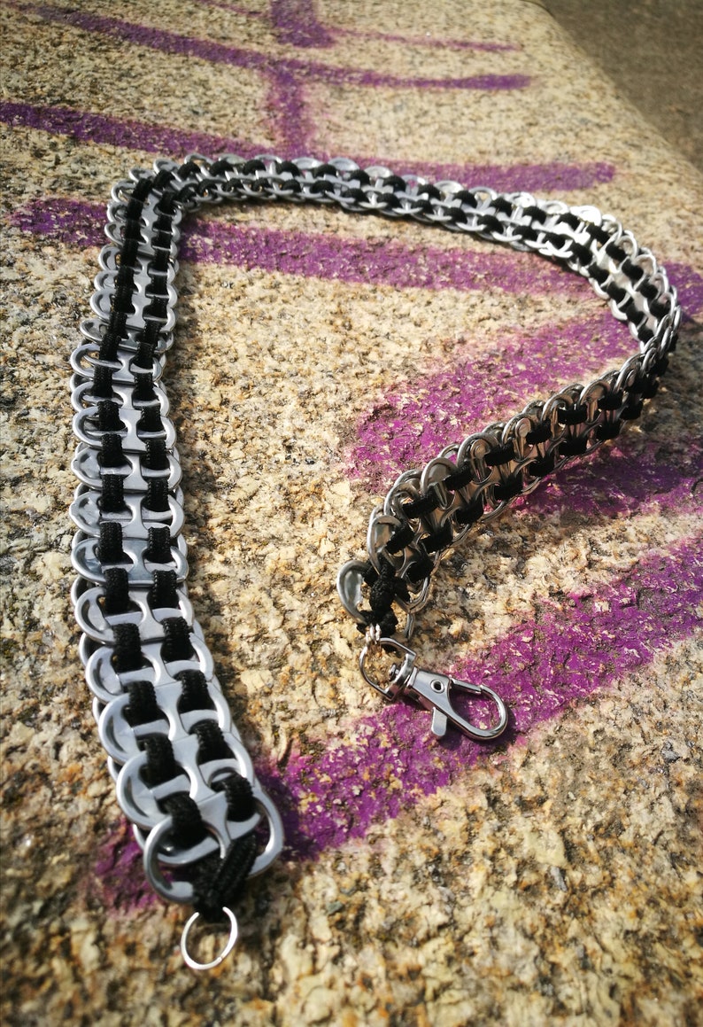 Upcycling Choker aus Dosenlaschen – vielseitiges Punk‑Accessoire, handgefertigt aus recyceltem Aluminium und elastischem Band. Elastischer Hüftgürtel aus recycelten Dosenlaschen – handgemachter Metal Chain Belt für Festivals. Schwarzes elastisches Gummiband Upcycling‑Gürtels – hochwertige Verarbeitung, flexible Passform.
Gürtel Belt hip chain chooker elastisch Hüftgürtel Kettengürtel Taillenkette Talliengürtel, recycelten Dosenlaschenund verbunden durch ein reworked customized Statement Techno