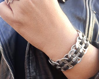 Upcycled bracelet made from recycled can tabs, elastic black rubber band, DIY bracelet, sustainable slow fashion, Y2K festival, handmade