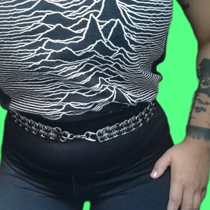 Handgemachter Punk Gürtel aus recycelten Dosenlaschen – elastischer Metal Chain Belt im Gothic‑Style, nachhaltig gefertigt in Berlin.  Punk‑ und Gothic‑Gürtel aus Dosenlaschen als Taillengürtel getragen – elastischer Upcycling Chain Belt für alternative Outfits
Silberne Aluminiumlaschen verbunden mit schwarzem elastischem Band.
Gürtel Belt hip chain chooker Hüftgürtel Kettengürtel Taillenkette Talliengürtel aus, recycelten Dosenlaschenund verbunden durch ein elastisches schwarzes Gummiband.